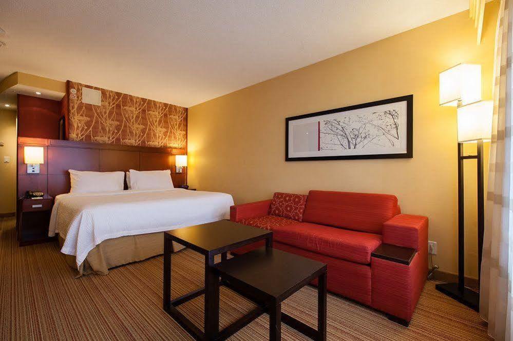 Courtyard By Marriott Highway 401 3*